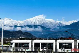 成都再添一条有轨电车线路！都江堰M-TR旅游客运专线开通运营图片