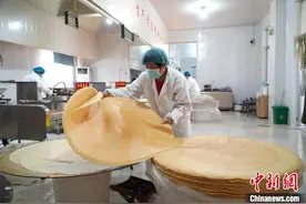 （新春走基层）泰安煎饼产销忙 舌尖年味“卷”起万家团圆情图片