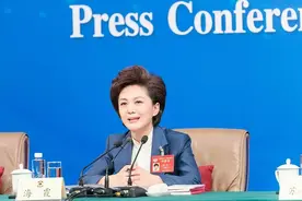 海霞，在老家有新身份图片