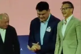 三、二、一，上椅子！李宁蔡崇信跟姚明合影太难了，主持人：我们假装没看到椅子图片