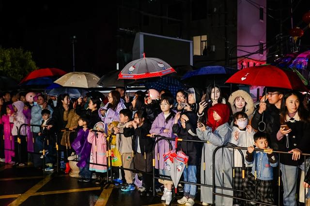 惠女游灯闹元宵 雨中游园别样风情