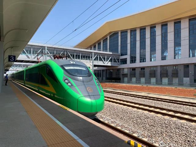 “花开四季 ‘香’约云南 坐着火车游红河”主题产品发布会在昆明举行