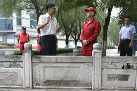 六小龄童现身泉城，为济南首家“美猴王慈善公益书屋”揭牌图片