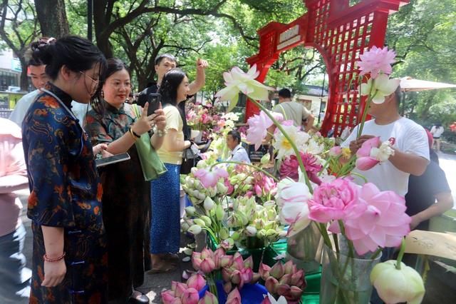江苏苏州：荷花市集热闹非凡