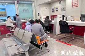 财经猎豹｜金价七天跳涨22元，多家银行上调积存金门槛图片
