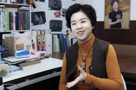 聋人教授郑璇：因为自己淋过雨，所以想为别人撑伞图片