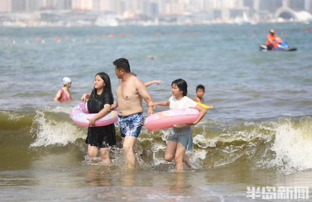 洗海澡避暑纳凉