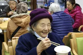 广州越秀：长者齐聚社区享“农林暖流”共食冬至汤圆、饺子图片