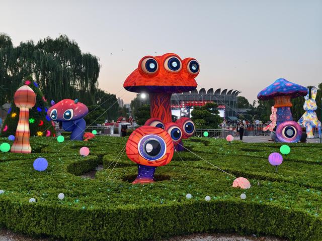 世界花卉大观园“蘑幻夜花园”点亮京城夏夜
