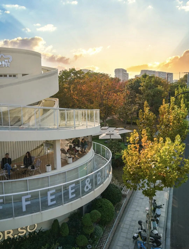 网红纷纷奔赴这！上海这座通往 “欧洲城堡” 的绝美旋梯火了！