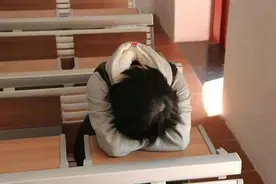 孩子突然不爱上学、死活都不肯去学校？可能是出现了这个问题图片