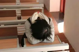 孩子突然不爱上学、死活都不肯去学校？可能是出现了这个问题图片