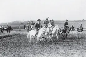 狂骉的淑女：闯进近代上海跑马场的女骑士图片