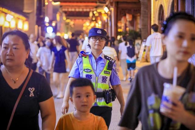 深耕旅游警务 溱洧水城警务室：你打卡我守护让游客平安畅游