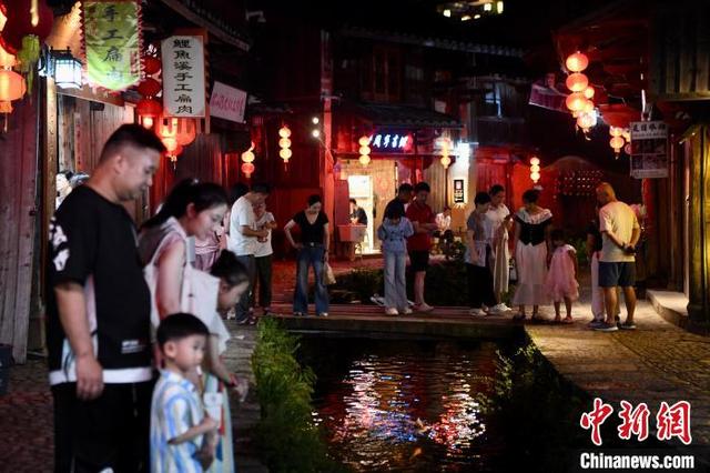 福建周宁八百多年鲤鱼溪暑期引游人