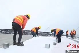 （新春走基层）探访重庆新建规模最大高铁站：金属屋面施工忙图片