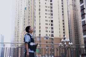 社区民警何抒恒习惯了在花果园的“狼狈”图片