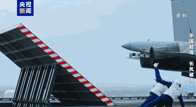 日本自卫队飞机恶意滋扰辽宁舰编队	、冲闯中方演训区，最近距离不到50公里