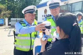 锦旗送恩人，有爱好交警！聊城这段警民鱼水情的故事还在继续……图片