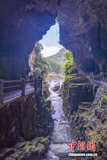 湖北利川：“溶洞+文化”清凉游引游客打卡