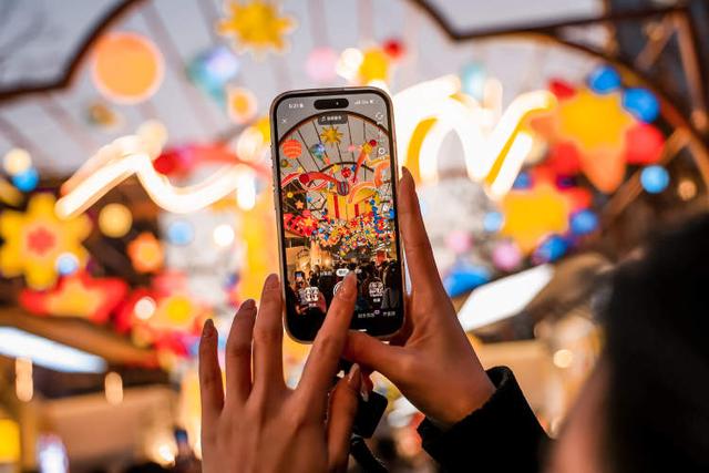 豫园灯会：从九曲桥畔的“山海旷野”，到外滩江岸的现代风华！六大灯区闪耀上海最正宗的“年味”路线|新春闹灯会·古镇过大年⑨