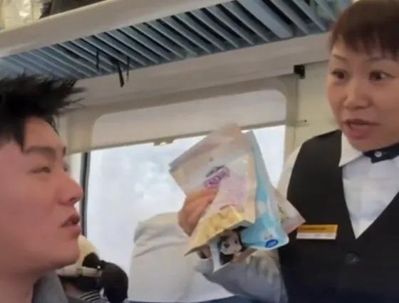 收旅客送的2只烧鸡和主动多付的1元钱,一列车售货员被停职,客运段通报:是其公司将其停职,现工作已恢复