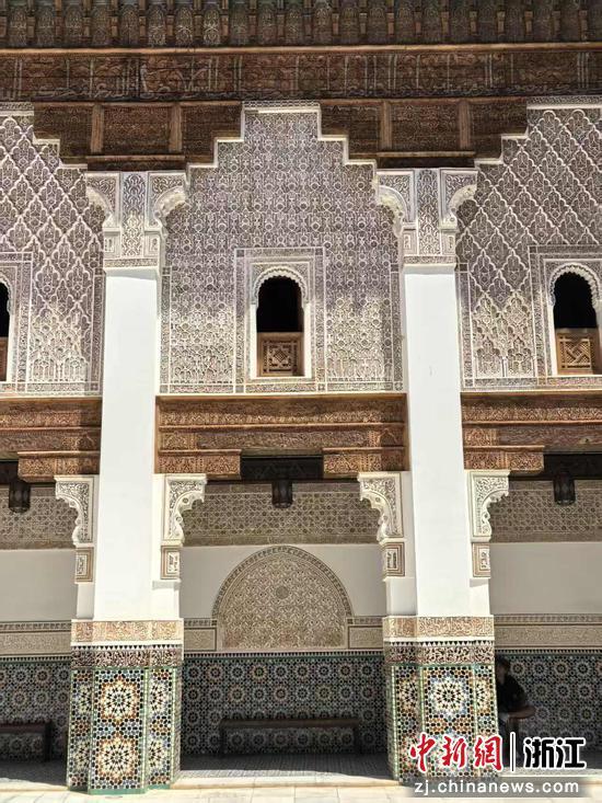 赭红与钴蓝：一座城的灵魂栖居