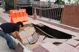 泰国街道突现3米天坑，情侣散步意外坠落，道路一个月前才翻新图片