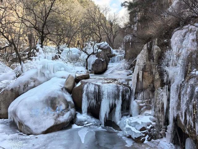 崂山“冰瀑”进入最佳观赏期 青岛温馨巴士639路载您直达九水游览区