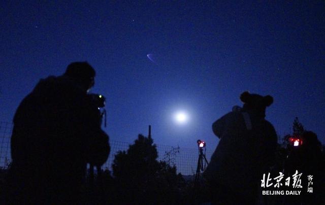 神舟二十一号飞船过境北京！掠月而过，多图直击