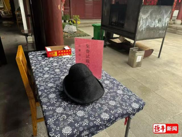 演员洪剑涛致歉！此前在安昌古镇试戴帽子被要价5元，当事店主：如果人人都试戴一两次，就没办法卖了