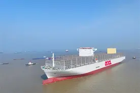 江苏南通：全球重箱装载量最大集装箱船出海试航图片