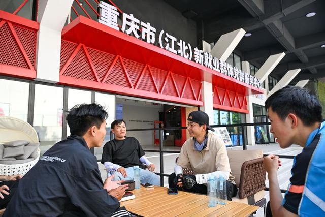 为基本实现社会主义现代化奠定更加坚实的基础——《中共中央关于制定国民经济和社会发展第十五个五年规划的建议》诞生记