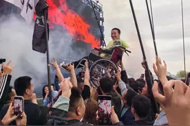 音乐节上轮椅男孩被高高举起，妈妈：世界的善意给孩子前进的勇气图片