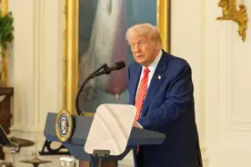 美国迎接首批59名南非白人“难民”图片