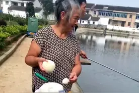 大爷在河边钓鱼饿了，大妈在一旁耐心投喂，网友:钓鱼的不钓鱼的都沉默了图片