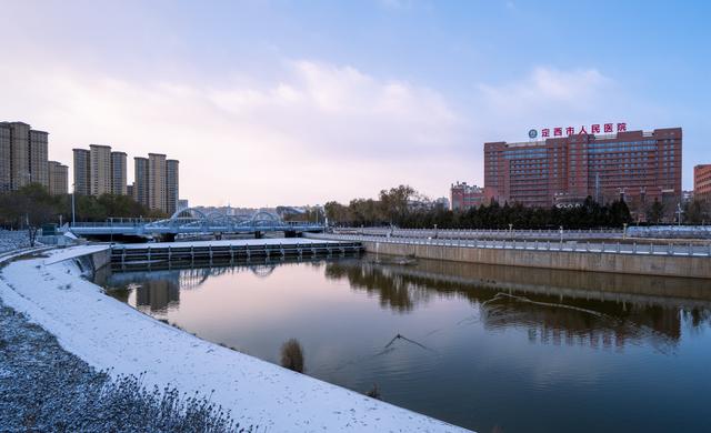 初冬夜落雪 悄染关川河