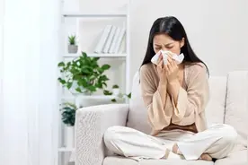 女子打了个喷嚏脑子突然“漏水”，这类人高发！图片