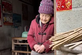 对话新闻当事人｜泪目！不舍孙子返程 98岁奶奶哭得像小孩图片