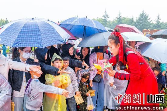 雨润槐乡情更浓 洪洞大槐树国庆假期筑牢"安全服务双防线"