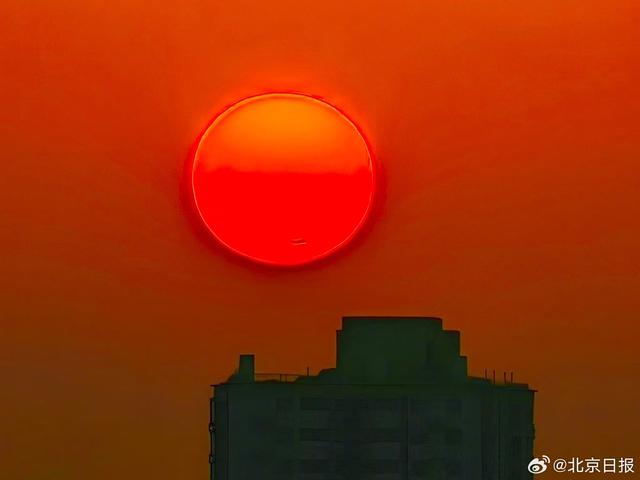 绝美夕阳！北京玉渊潭公园现“金光穿洞”
