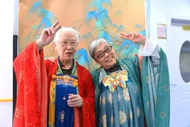 真的“潮”！长宁老人穿上汉服拍写真～图片