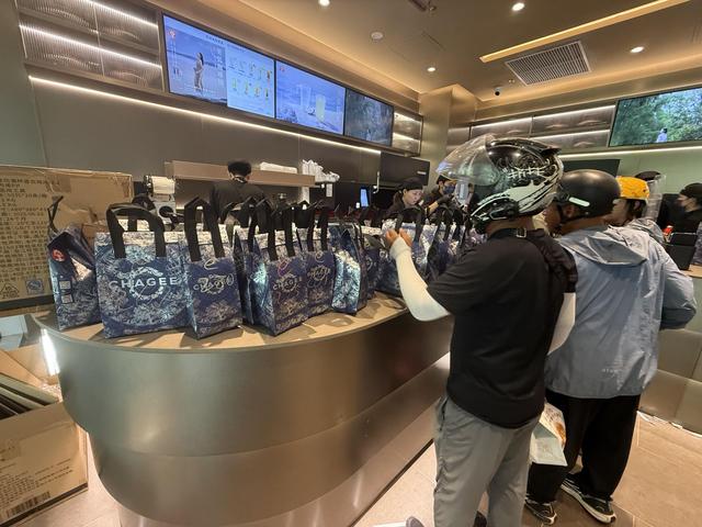 “秋天第一杯奶茶”忙坏外卖小哥