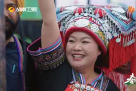 纪录片《春山可望》：省政协委员李洪梅用一张手机膜讲述中国故事图片