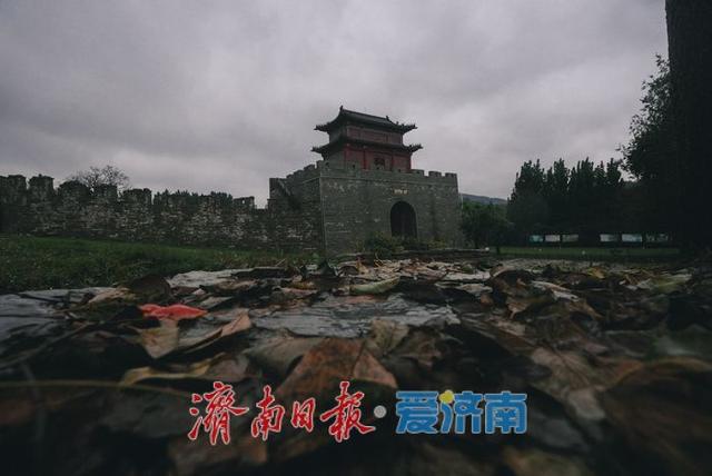 一年四季 泉在济南丨千年雄关展英姿，齐长城锦阳关段雨中如“巨龙蛰伏”