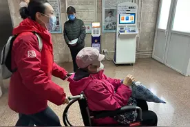 社工全程陪同残疾居民评残、体检，让合法“残摩”合规代步图片