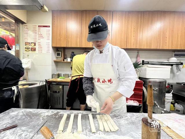 “小店之夜”的感动仍在持续，河波小吃店前，牡丹与草原使者拥抱告别