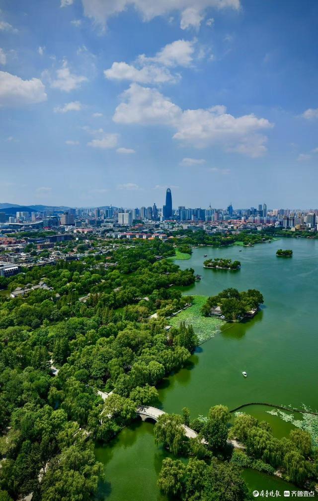 俯瞰蓝天白云下的泉城美景