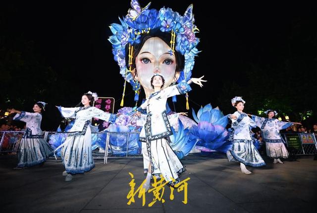 泉城“湖畔雨荷”搬家， 游客纷纷合影留念