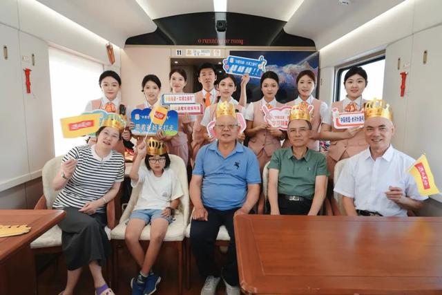 特色旅游列车上吃点啥？网友：点菜还是自助？